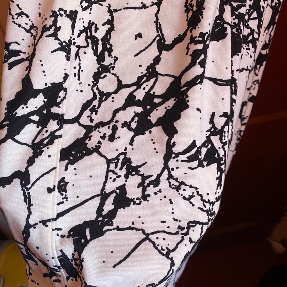 CALVIN KLEIN CREAM AND WHITE ZIPPER TILE DRESS - Picture 7 of 12
